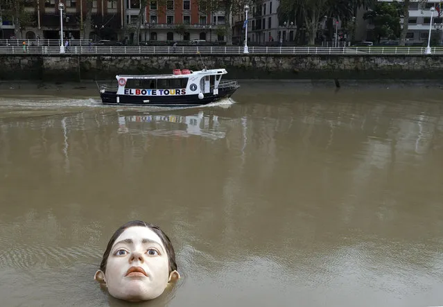 The sculpture “Bihar” (“Tomorrow” in Basque language) by Mexican artist Ruben Orozco is seen in a estuary in Bilbao, Basque Country, northern Spain, 22 September 2021. The sculpture, ordered by BBK Foundation, is a giant head measuring two meters and is part of a campaign for social reflexion. Depending on the tie, the sculpture is seen by onlookers or dissapears under the water. (Photo by Luis Tejido/EPA/EFE)