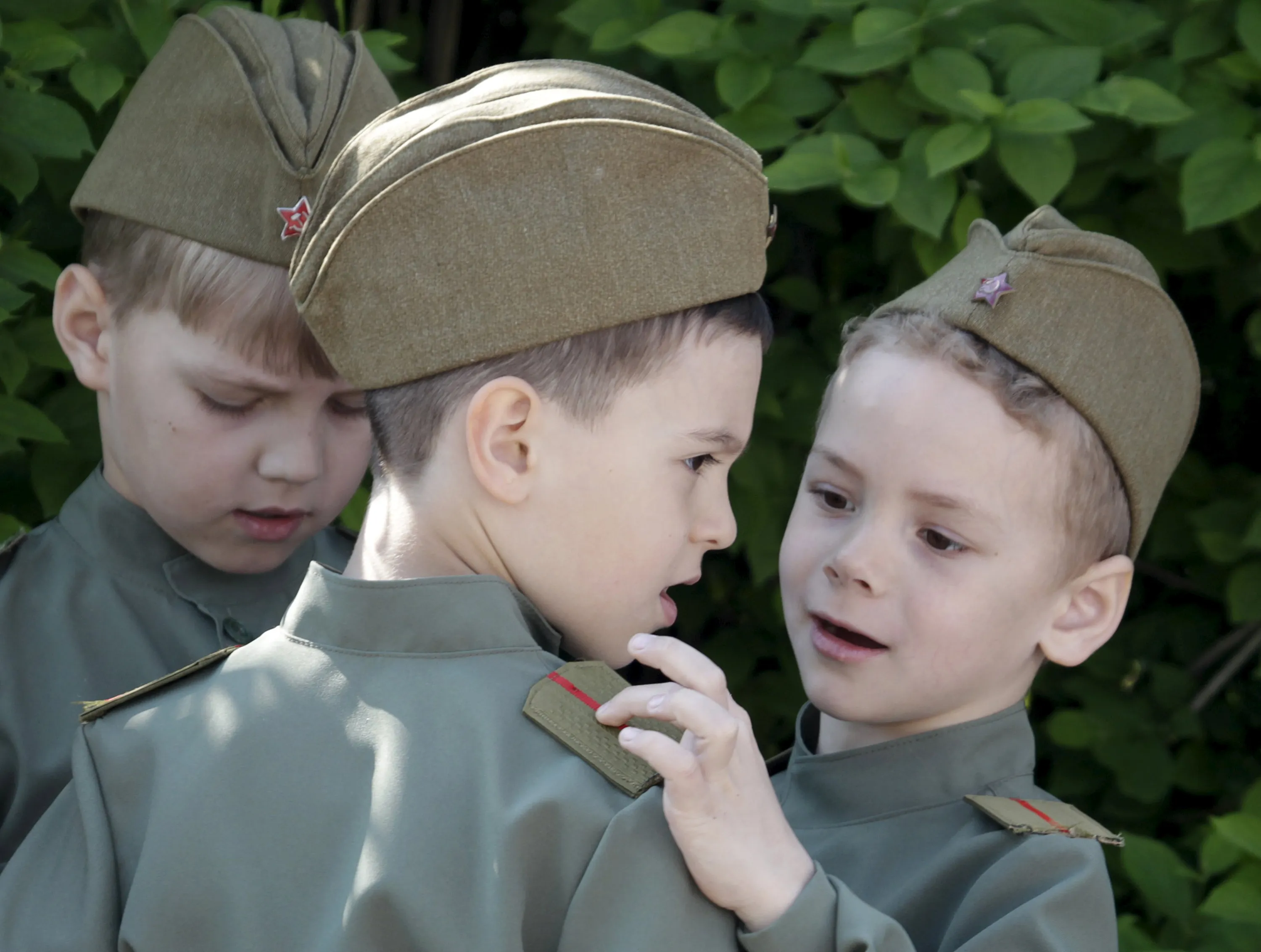 Военная форма для детей на 9 мая. Дети в военной форме. Мальчик в военной форме. Малыш в военной форме. Солдатская форма для детей.