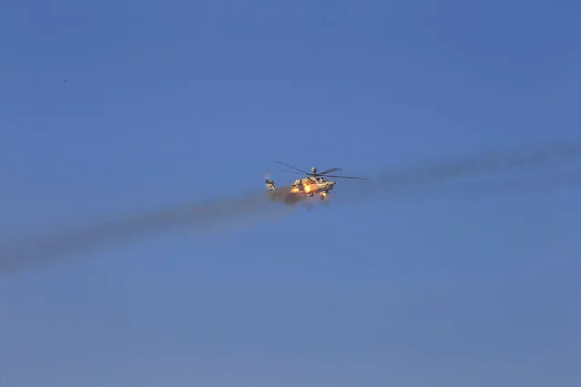 An Iraqi air force helicopter fires during a battle with Islamic State militants in the south of Mosul, Iraq February 20, 2017. (Photo by Alaa Al-Marjani/Reuters)