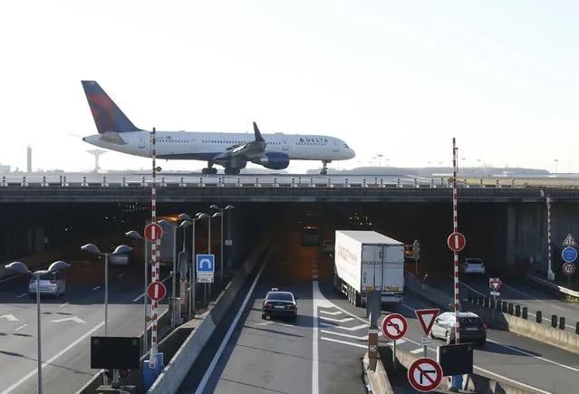 A Delta Airlines commercial airplane taxis after it landed at the Paris Charles de Gaulle Airport in Roissy, France, in a January 26, 2016 file photo. (Photo by Jacky Naegelen/Reuters)