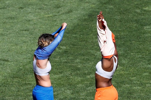 Italy's forward Valentina Giacinti (L) and Netherlands' forward Lineth Beerensteyn swap shirts during the France 2019 Women's World Cup quarter-final football match between Italy and Netherlands, on June 29, 2019, at the Hainaut stadium in Valenciennes, northern France. (Photo by Bernadett Szabo/Reuters)