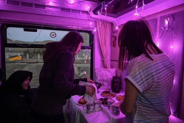 Passengers of the Eastern Express train prepare their diner during their journey near Ankara, on January 5, 2022. (Photo by Ozan Kose/AFP Photo)