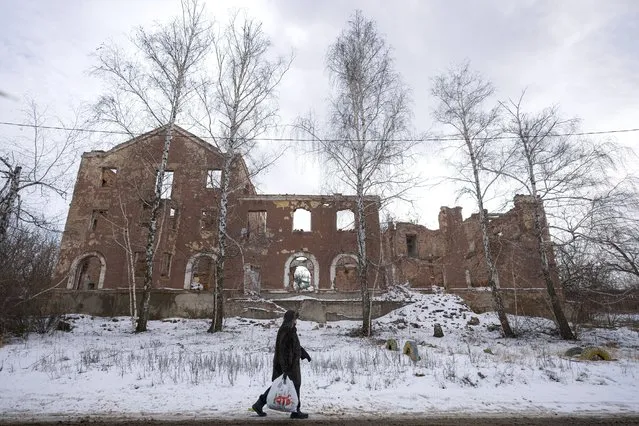 A woman walks by a building destroyed during fighting between the Ukrainian military and pro Russian separatists in 2014 on the outskirts of Slovyansk, in the Donetsk region, eastern Ukraine, Sunday, January 30, 2022. The U.S. sought to step up pressure on Russia over Ukraine on Sunday, promising to put Moscow on the defensive at the U.N. Security Council as lawmakers on Capitol Hill said they were nearing agreement on “the mother of all sanctions”. (Photo by Vadim Ghirda/AP Photo)