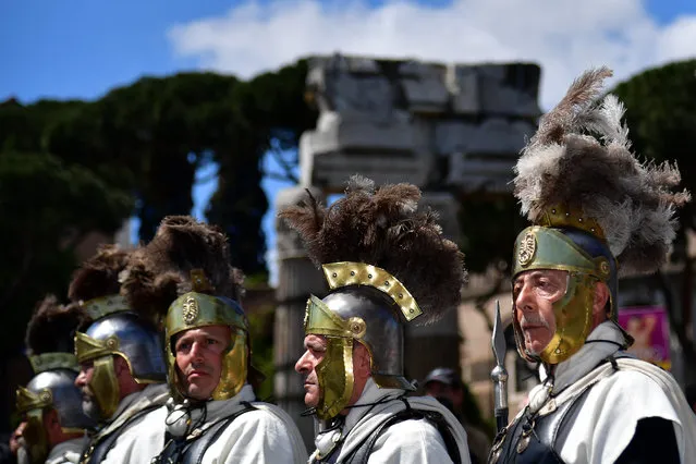 Men dressed as Roman centurions parade to mark the anniversary of the foundation of Rome in 753 BC, on April 23, 2017 in Rome, Italy. (Photo by Alberto Pizzoli/AFP Photo)