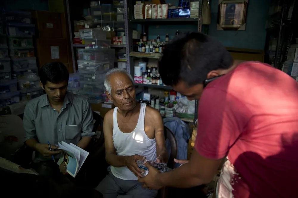 India's “Medicine Baba” Gets Drugs from Rich, Gives to Poor