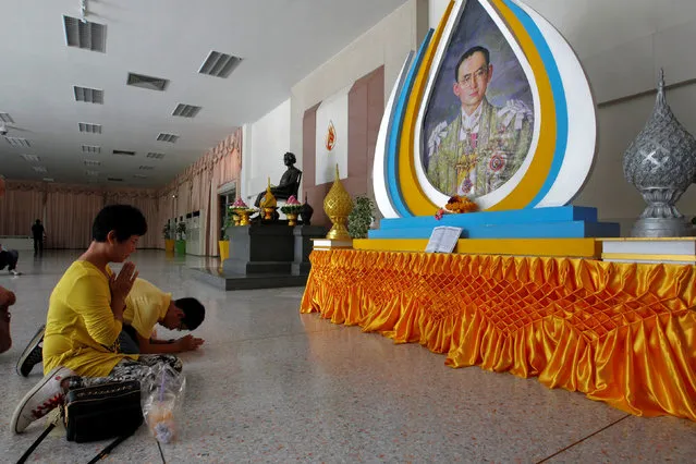 A well-wisher gestures in front of a picture of Thailand's King Bhumibol Adulyadej at Siriraj Hospital in Bangkok, Thailand, October 10, 2016. (Photo by Chaiwat Subprasom/Reuters)