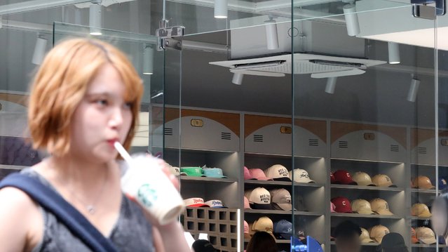 On July 31, 2024, when a heat wave warning was issued, most stores on Myeongdong Street in Jung-gu, Seoul were operating with their doors wide open and their air conditioners on. (Photo by Park Seong-won)