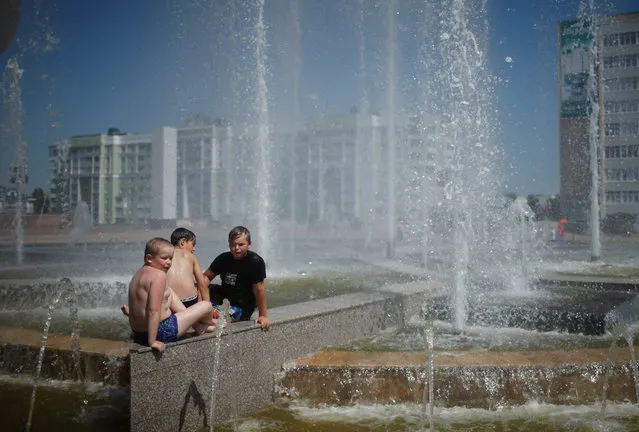 Children cool off in a fountain at the Millennium Square in Saransk, Russia on July 16, 2017. (Photo by David Mdzinarishvili/Reuters)