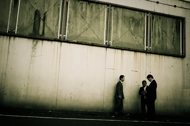 Members of the family wait outside and stand guard a restaurant where the bosses are in a dinner meeting – 2009. (Photo and caption by Anton Kusters)