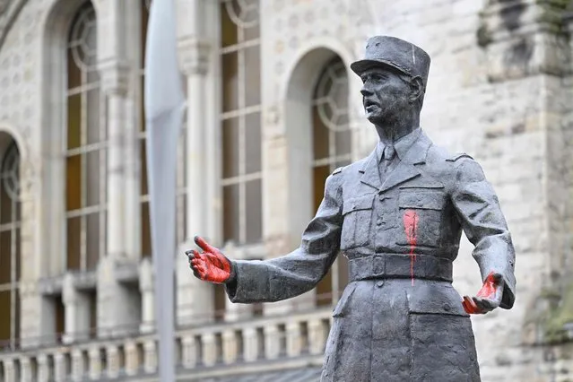 This picture taken on December 8, 2022 shows a statue of French war hero and former President General Charles de Gaulle in front of Metz train station, after it has been stained with red painting overnight. (Photo by Jean-Christophe Verhaegen/AFP Photo)