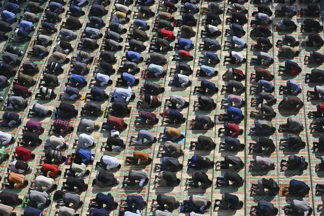 Kashmiri Muslims offer Friday prayers on the banks of the Jhelum River while maintaining social distancing as a preventative measure against the Covid-19 Coronavirus, in Srinagar on October 23, 2020. (Photo by Tauseef Mustafa/AFP Photo)