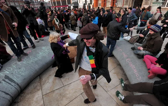 People gather during a “party” to celebrate the death of former British Prime Minister Margaret Thatcher in London, on April 8, 2013.  Margaret Thatcher, the “Iron Lady” who shaped a generation of British politics, died following a stroke on Monday at the age of 87, her spokesman said. (Photo by Carl Court/AFP Photo)