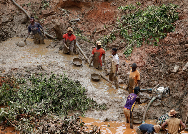 Men work at Makala gold mine camp near the town of Mongbwalu in Ituri province, eastern Democratic Republic of Congo on April 7, 2018. (Photo by Goran Tomasevic/Reuters)