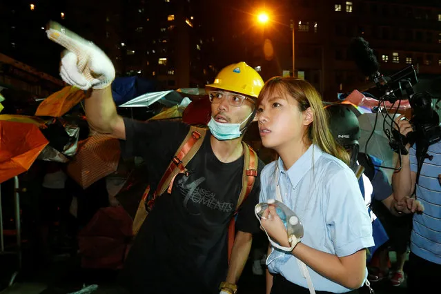 Pro-independence legislator-elect Yau Wai-ching (R) talks with a protester during a confrontation with the police outside China Liaison Office in Hong Kong, China November 6, 2016. (Photo by Bobby Yip/Reuters)