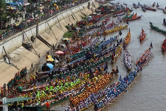 Rowers gather at the start of a boat race near the Royal Palace during the annual Water Festival on the Tonle Sap river in Phnom Penh, Cambodia November 13, 2016. (Photo by Samrang Pring/Reuters)