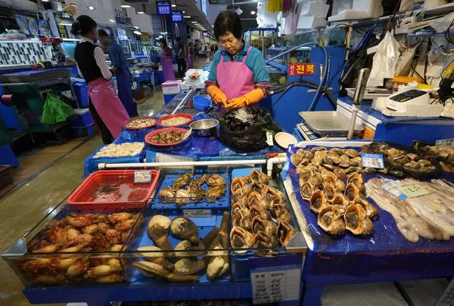 A fish monger works at the Noryangjin Fisheries Wholesale Market in Seoul, South Korea, Friday, July 7, 2023. South Korea's government on Friday formally endorsed the safety of Japanese plans to release treated wastewater from the crippled Fukushima nuclear power plant into sea as it tried to calm people's fears about food contamination. (Photo by Ahn Young-joon/AP Photo)