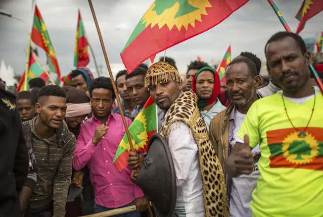 Ethiopians wearing traditional Oromo costume gather to welcome returning leaders of the once-banned Oromo Liberation Front (OLF) in the capital Addis Ababa, Ethiopia Saturday, Septуьиук 15, 2018. The OLF and two other organizations were removed from a list of terror groups earlier this year after Prime Minister Abiy Ahmed took office, amid sweeping reforms to bring opposition groups back to politics. (Photo by Mulugeta Ayene/AP Photo)