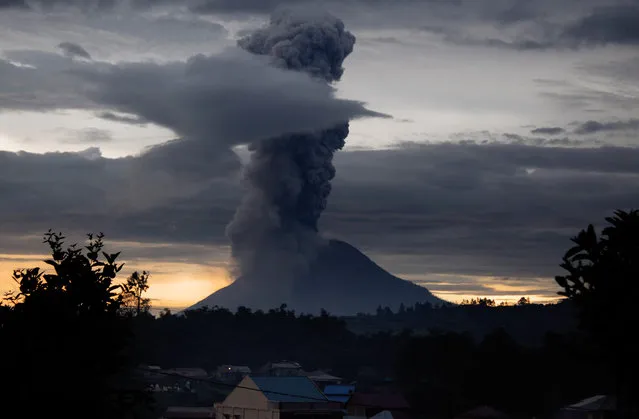 Mount Sinabung volcano spews thick volcanic ash, as seen from Brastagi, in Karo, North Sumatra province, on May 24, 2017. Sinabung roared back to life in 2010 for the first time in 400 years. After another period of inactivity, it erupted once more in 2013 and has remained highly active since. (Photo by Tibta Pangin/AFP Photo)