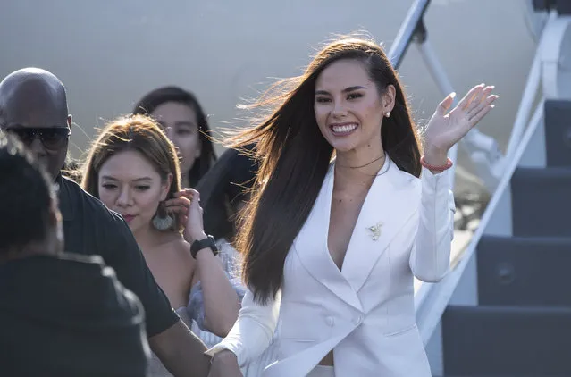 Miss Universe 2018 Catriona Gray of the Philippines waves to her supporters as she arrives at the Manila Internatinal airport in Manila on December 19, 2018. (Photo by Noel Celis/AFP Photo)
