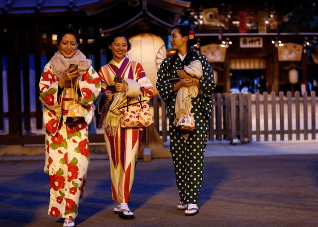 Women in the traditional costume “kimono” visit Meiji Shrine to usher in the upcoming New Year in Tokyo, Japan, December 31, 2016. (Photo by Kim Kyung-Hoon/Reuters)