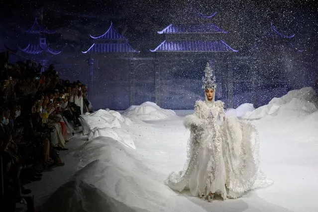 A model presents a creation at the Heaven Gaia Spring/Summer 2023 collection show by Xiong Ying, during China Fashion Week in Beijing, China on September 4, 2022. (Photo by Tingshu Wang/Reuters)