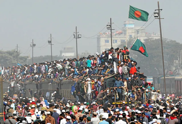 An overcrowded train leaves Tongi rail station after the final prayer of “Bishwa Ijtema”, the world congregation of Muslims, on the banks of the Turag river in Tongi near Dhaka January 15, 2017. (Photo by Mohammad Ponir Hossain/Reuters)