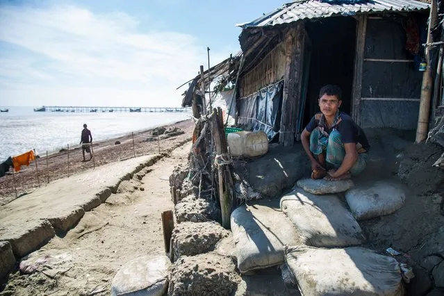 A makeshift house built on top of the embankment of Kutubdia. Sandbags have been piled up to try to protect the temporary dwelling from flooding. Many villagers here are landless, and therefore forced to occupy the only ground available, which is often the most vulnerable to extreme weather. (Photo by Noor Alam/Majority World)
