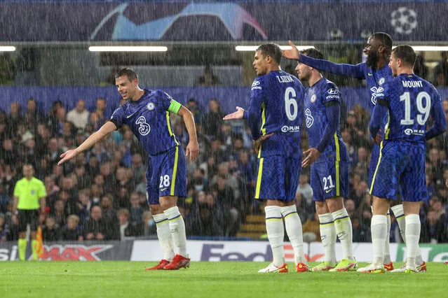 Cesar Azpilicueta of Chelsea and his teammates point to where they think a free-kick should be taken from as it rains heavily during the UEFA Champions League group H match between Chelsea FC and Malmo FF at Stamford Bridge on October 20, 2021 in London, United Kingdom. (Photo by Charlotte Wilson/Offside/Offside via Getty Images)