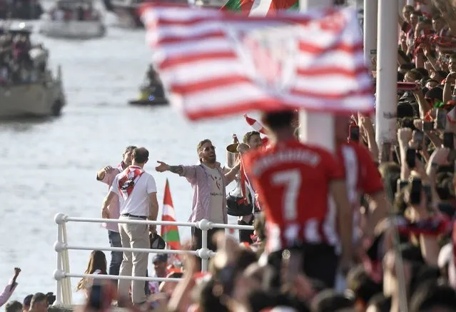 Athletic Bilbao's Spanish forward #10 Iker Muniain (C) cheers supporters during the celebration of their victory in the Spanish Copa del Rey (King's Cup) in Bilbao on April 11, 2024. Athletic Club Bilbao won 2024 Copa del Rey (King's Cup) on April 6 in Seville, their 24th Copa trophy but their first major silverware for 40 years. (Photo by Ander Gillenea/AFP Photo)