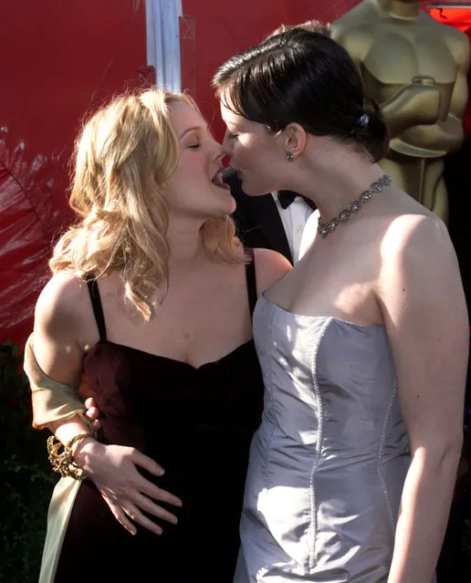 Actress Drew Barrymore kisses fellow actress Liv Tyler during the arrivals at the 71st Annual Academy awards at the Dorothy Chandler Pavilion in Los Angeles on March 21, 1999. (Photo by Fred Prouser/Gety Images)