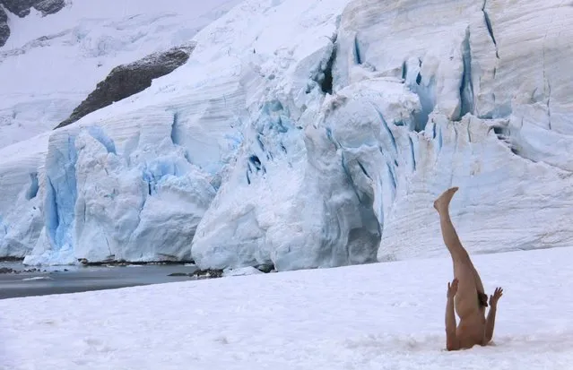 The first Antarctic Biennale, project under UNESCO patronage, took place from 17 to 28 March. Almost a hundred artists, architects, scientists and philosophers have presented works to draw attention to the protection of the Antarctic. In the picture: Russian performance artist Andrey Kuzkin. (Photo by Manuel Meyer/APA)