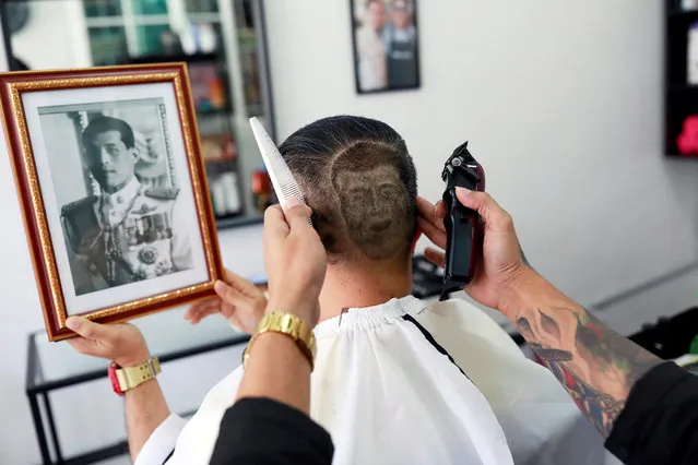 Mitree Chitinunda gets a haircut in the shape of Thai King Maha Vajiralongkorn, to mark King's 67th birthday, in a barbershop at Bangkok, Thailand on July 28, 2019. (Photo by Soe Zeya Tun/Reuters)