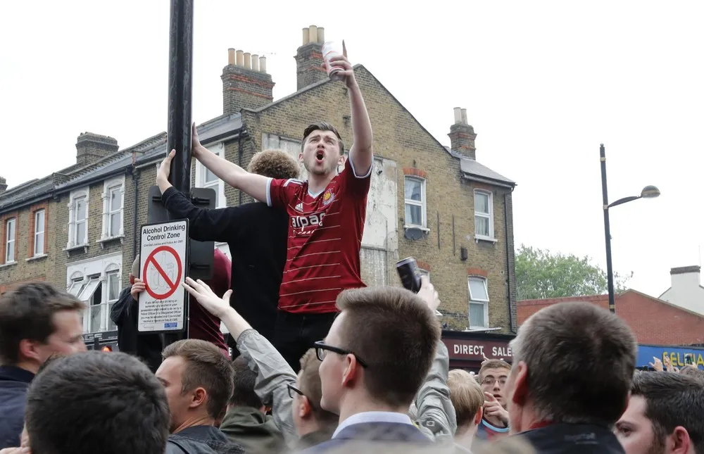 West Ham Fans Attack Manchester United Bus