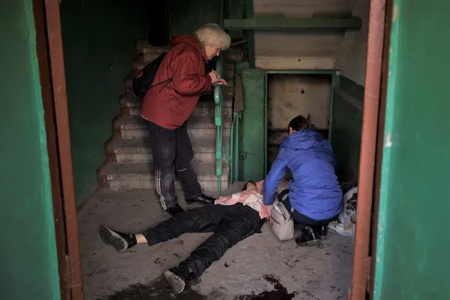 Nina Shevchenko, right, mourns next to the body of her 15-year-old son Artem Shevchenko, who was killed in a Russian attack in Kharkiv, Ukraine, Friday, April 15, 2022. (Photo by Felipe Dana/AP Photo)