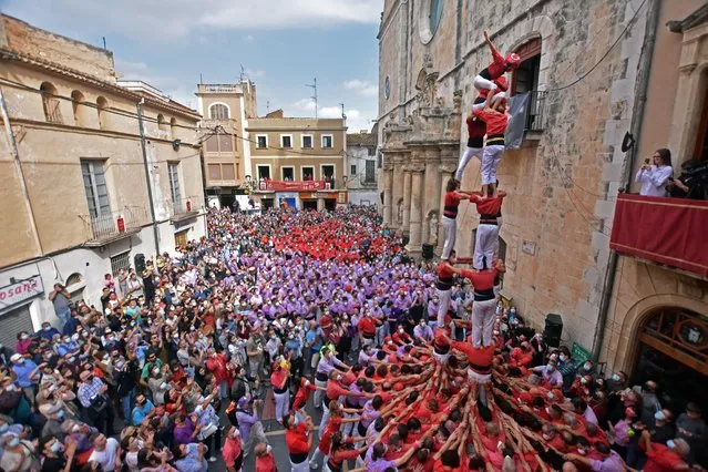 The Castellers of the Nens del Vendrell group raise a castle of human towers during the Santa Teresa Festival in Vendrell, Spain on October 17, 2021. The Castellers are groups of people who by tradition in some towns and cities in Catalonia and since the 18th century have built and dismantled human towers simulating a castle of human towers of different sizes and heights. These human towers are traditionally built during festivals of the cities and towns of Catalonia. (Photo by Ramon Costa/SOPA Images/Rex Features/Shutterstock)