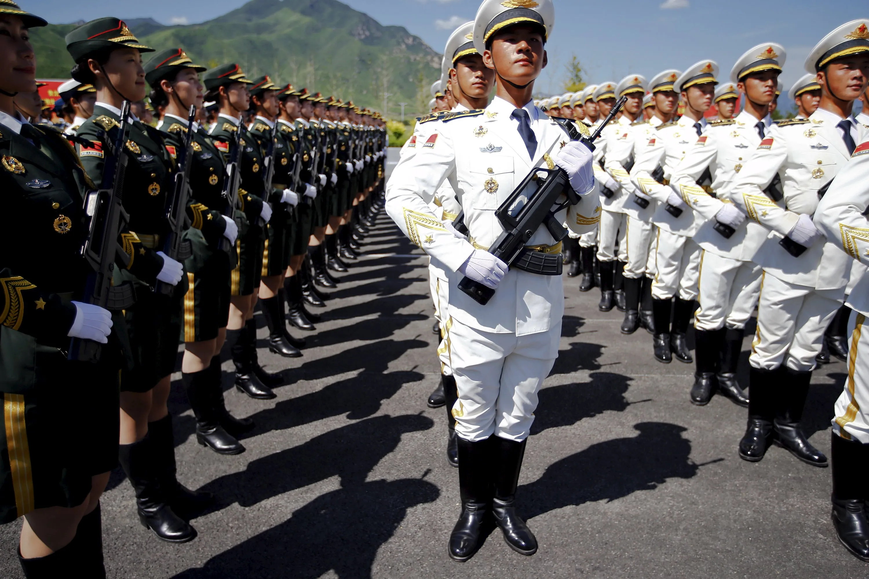Разные военные формы. Военная форма. Парадная форма Китая. Форма китайской армии. Китайская Военная форма современная.