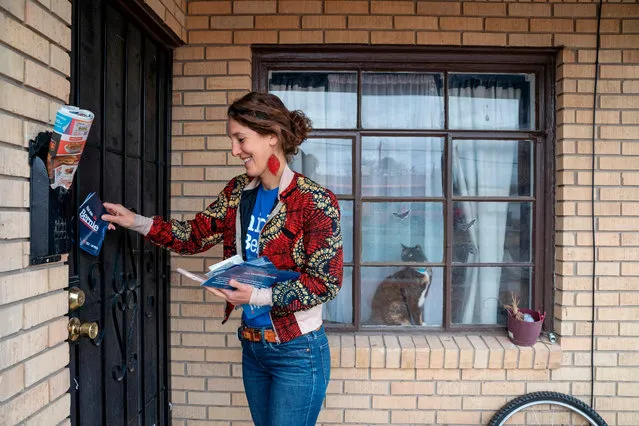 Olivia DiNucci, volunteer for the Bernie Sanders campaign, leaves a pamphlet at a residence on the day of the presidential primary in El Paso, Texas on Super Tuesday, March 3, 2020. Thirteen states and American Samoa are holding presidential primary elections, with over 1400 delegates at stake. (Photo by Paul Ratje/Agence France-Presse/AFP Photo)
