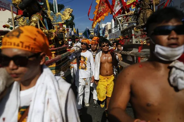 Devotees of the Ban Tha Rua Chinese shrine carry statues during a procession celebrating the annual vegetarian festival in Phuket September 28, 2014. (Photo by Damir Sagolj/Reuters)