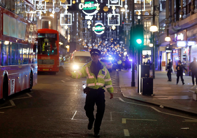 A police officer walks along Oxford Street, in central London, Britain, November 24, 2017. Police are responding to reports of an incident at London's Oxford Circus Tube station and have urged the public to avoid the area. (Photo by Peter Nicholls/Reuters)