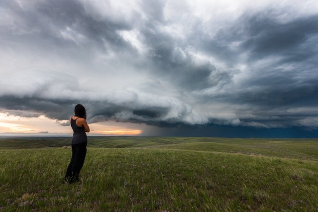 On the shelf – Daow looking at the storm. (Photo by Nicolaus Wegner/Caters News)