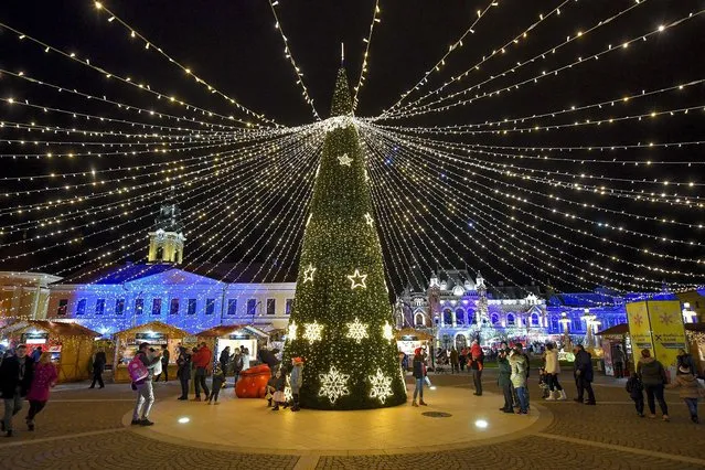 Christmas decorations are built up at the main square of Nagyvarad (Oradea), Romania, 12 December 2017. (Photo by Zsolt Czegledi/EPA/EFE)