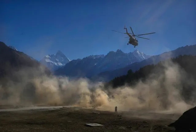 A helicopter carrying Indian army soldiers takes off during Indo-US joint exercise or “Yudh Abhyas”, in Auli, in the Indian state of Uttarakhand, Tuesday, November 29, 2022. Militaries from India and the U.S. are taking part in a high-altitude training exercise in a cold, mountainous terrain close to India's disputed border with China. The training exercise began two weeks ago. India's defence ministry statement said the joint exercise is conducted annually with the aim of exchanging best practices, tactics, techniques and procedures between the armies of the two nations, which is under Chapter of the UN Mandate. (Photo by Manish Swarup/AP Photo)