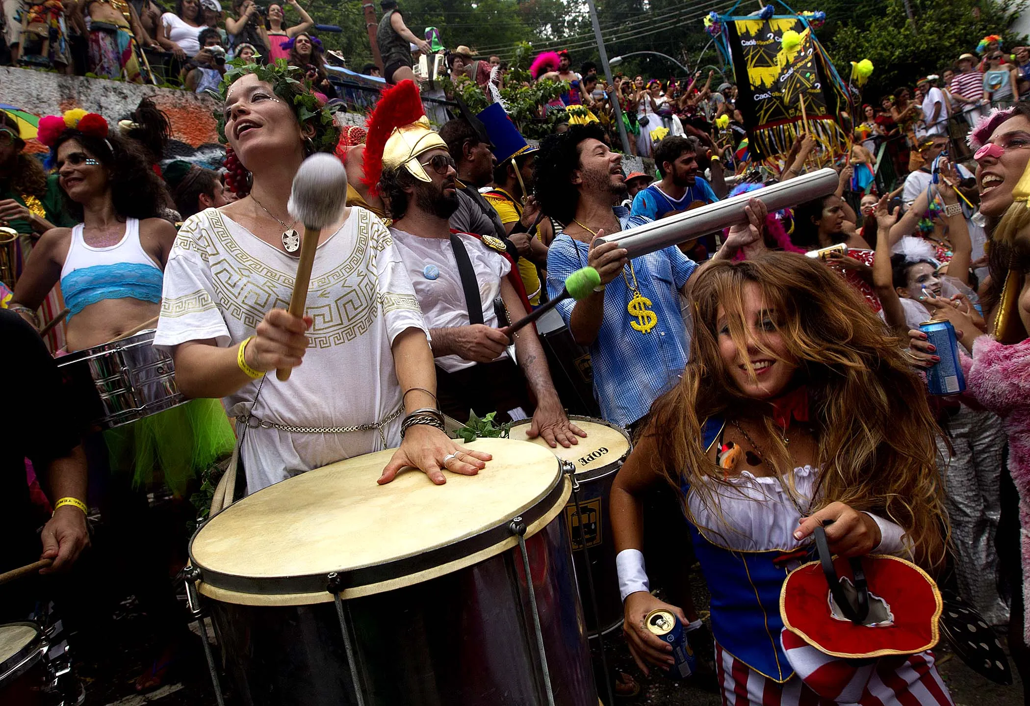 Какие самые популярные праздники. Карнавал в Бразилии. Бразильские музыканты. Люди Бразилии карнавал. Национальные праздники Бразилии.
