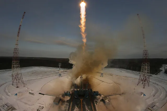A Russian Soyuz 2.1b rocket carrying the Meteor M satellite and additional 18 small satellites, lifts off from the launch pad at the new Vostochny cosmodrome outside the city of Tsiolkovsky, about 200 kilometers (125 miles) from the city of Blagoveshchensk in the far eastern Amur region, Russia, Tuesday, November 28, 2017. (Photo by Dmitri Lovetsky/AP Photo)