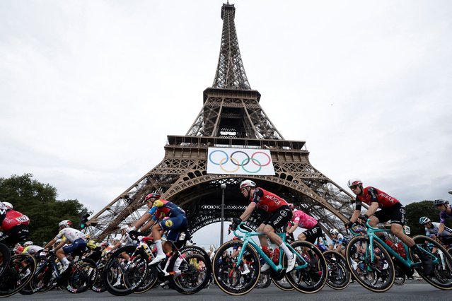 General view of riders in action as they pass the Eiffel Tower displaying the Olympic rings during Stage 21 of the Tour de France in Paris, France on July 27, 2025. (Photo by Benoit Tessier/Reuters)