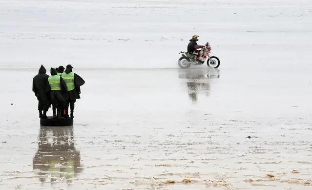 Yamaha rider Fabricio Fuentes of Bolivia rides during the 8th stage of the Dakar Rally 2015 on the Salar de Uyuni salt flat, from Uyuni to Iquique, January 12, 2015. (Photo by Jean-Paul Pelissier/Reuters)