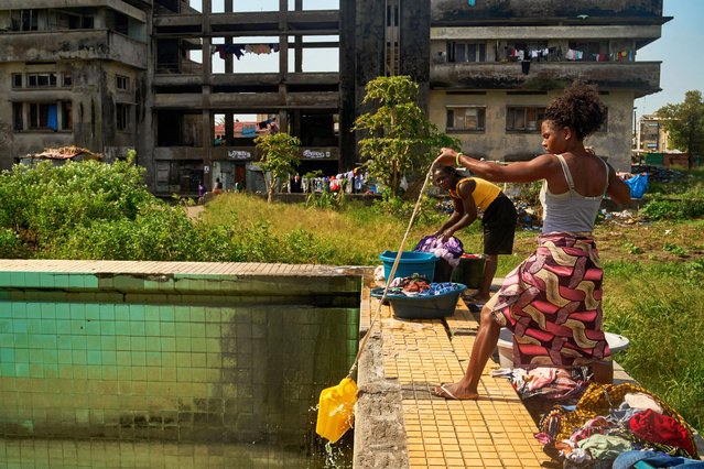 A woman uses a rope and a plastic container to get water from the Olympic size pool to wash clothes at the Grande Hotel in Beira on October 12, 2024. The Grande Hotel in Mozambique's second city of Beira, around 4,000 people living in squalor cling desperately to the hope that October 2024's election will bring change to their hard lives The hotel, with sweeping views of the Indian Ocean, is a portrait of the desperation of Mozambique where around 75 percent of the 33 million people live in poverty, the country still scarred by a 16-year civil war The hotel was built in the 1950s when Mozambique was still a colony of Portugal. (Photo by Zinyange Auntony/AFP Photo)