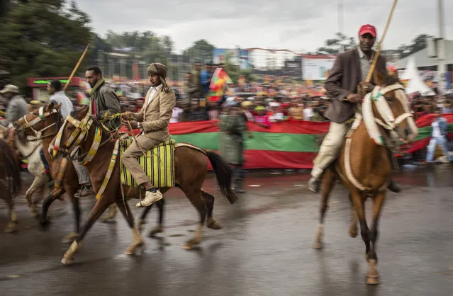 Ethiopians ride on horses as hundreds of thousands gather to welcome returning leaders of the once-banned Oromo Liberation Front (OLF) in the capital Addis Ababa, Ethiopia Saturday, September 15, 2018. (Photo by Mulugeta Ayene/AP Photo)
