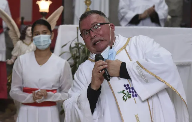 Sergio Valverde Espinoza, a Catholic priest of the Cristo Rey church who modified a popular song called “Sopa de Caracol”, or Snail Soup in English, gestures during a Mass in San Jose, Costa Rica, Sunday, May 2, 2021. Valverde changed the song's lyrics to a message calling for the use of face masks and care during the pandemic. (Photo by Carlos Gonzalez/AP Photo)