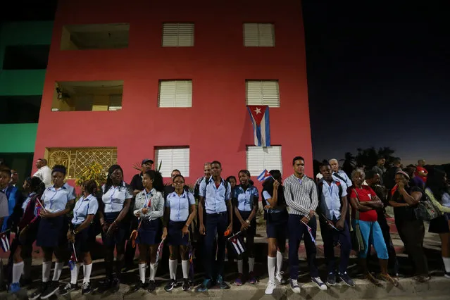 People await the caravan carrying the ashes of Cuba's late President Fidel Castro toward the Santa Ifigenia cemetery in Santiago de Cuba, Cuba, December 4, 2016. (Photo by Edgard Garrido/Reuters)